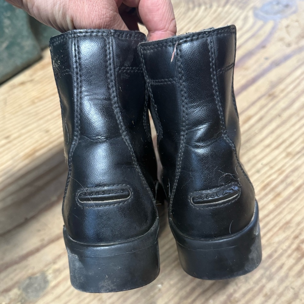 Kids Ariat size 2 paddock boots - Picture 3 of 6